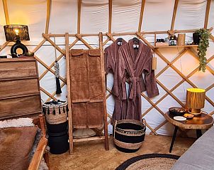 Kledingopslag in Vakantiehuisje in Toldijk, Rivierengebied, Gelderland met badjassen.