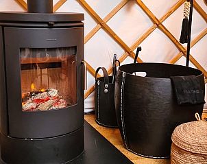 Houtkachel met accessoires in Vakantiehuisje in Toldijk, Gelderland voor een warme sfeer.