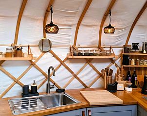 Keuken met houten aanrecht in Vakantiehuisje in Toldijk, Gelderland met sfeerverlichting.