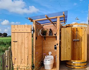 Openlucht douche in Vakantiehuisje in Toldijk, Gelderland met uitzicht op de lucht.