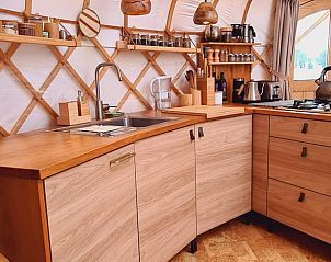 Moderne keuken in Huisje in Toldijk, vakantiehuis in Toldijk, compleet met houten kastjes en moderne apparatuur.