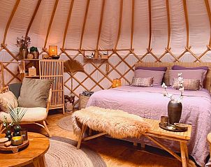 Comfortabele slaapkamer in Huisje in Toldijk, vakantiehuis in het Rivierengebied, met zachte kleuren en sfeervolle details.