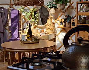 Keuken en eethoek in Huisje in Toldijk, vakantieaccommodatie in Toldijk, met stijlvolle inrichting en moderne faciliteiten.