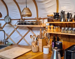 Keuken met fornuis in Huisje in Toldijk, vakantiehuis in Toldijk, klaar voor culinaire avonturen in een rustieke setting.