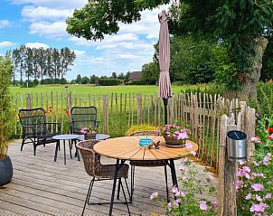 Knus terras van Huisje in Toldijk, vakantieaccommodatie in Toldijk, perfect voor ontspannen in de natuur.