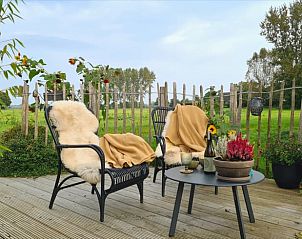 Buitendouche en toilet van Huisje in Toldijk, vakantiehuis in het Rivierengebied, in een natuurlijke omgeving.