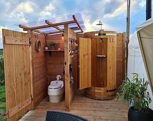 Toilet in Huisje in Toldijk, vakantiehuis in Toldijk, met rustieke houten details en moderne voorzieningen.