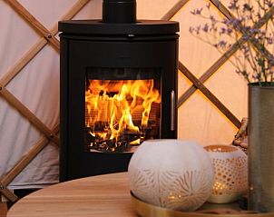 Houtkachel voor warmte in Huisje in Toldijk, vakantiehuis in Toldijk, Rivierengebied.