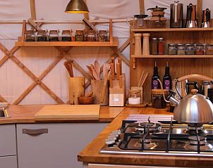 Goed uitgeruste keuken in Huisje in Toldijk, vakantieaccommodatie in het Rivierengebied.