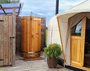 Buitendouche en ingang van Huisje in Toldijk, vakantiehuis in Toldijk, Gelderland.