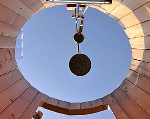 Douche met uitzicht op de lucht in Huisje in Toldijk, vakantiewoning in Rivierengebied.