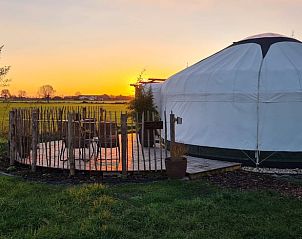 Zonsondergang bij Huisje in Toldijk, vakantiewoning in het Rivierengebied, Gelderland.