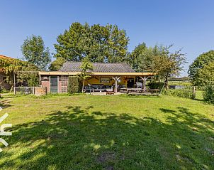 Ruime binnenruimte in DG1744 vakantiehuis, Toldijk, Gelderland, met houten balken en eetgedeelte.