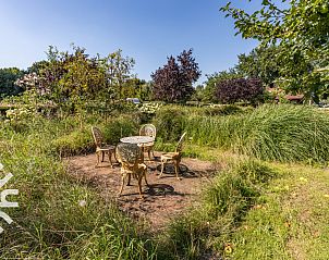 Houten trap in DG1744 vakantiehuis, Toldijk, Gelderland, met landelijke charme.