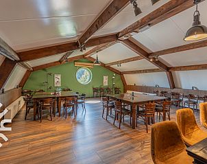 Overdekt terras bij DG1744 vakantiehuis in Toldijk, Gelderland, met zitgelegenheid en groene omgeving.