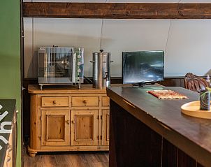 Gezellige zithoek in buitenruimte van DG1744 vakantiehuis, Toldijk, Gelderland, met dartbord.