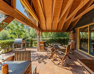 Knusse slaapkamer in DG1744 vakantiehuis, Toldijk, Gelderland, met tweepersoonsbed en houten afwerking.