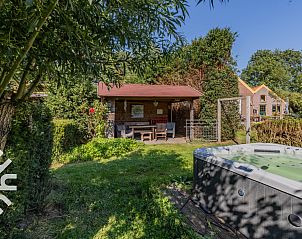 Gang in DG1744 vakantiehuis, Toldijk, Gelderland, met groene muren en houten elementen.