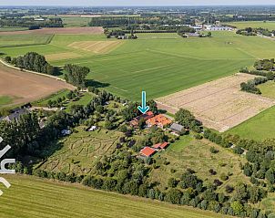 Moderne keuken in DG1744 vakantiehuis, Toldijk, Gelderland, met houten elementen en ruime opzet.