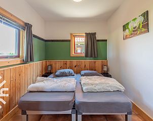 Romantisch zitje in de tuin van DG1744 vakantiehuis, Toldijk, Gelderland, omringd door natuur.