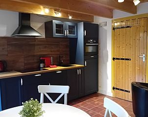Moderne keuken in Vakantiehuis in Toldijk, voorzien van alle gemakken voor een comfortabel verblijf.