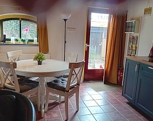 Eetkamer in Vakantiehuis in Toldijk, gezellig ingericht voor familie-etentjes in Rivierengebied.