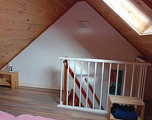 Gezellige zolderruimte in Vakantiehuis in Toldijk, met houten afwerking en veel charme.