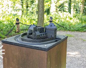 Buitenruimte van DG1742 vakantiehuis in Toldijk met zitplaatsen en uitzicht op de natuur.