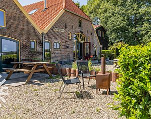 Eetgedeelte met houten tafel in DG1742 vakantiehuis in Toldijk, gezellig en huiselijk.