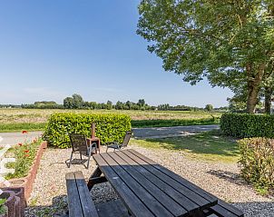 Overdekte buitenruimte met zitgelegenheid bij DG1742 vakantiehuis in Toldijk.