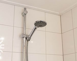 Woonkamer met comfortabele bank in DG1742 vakantiehuis in Toldijk, gezellig en licht.