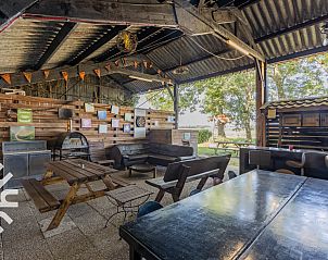 Knusse eethoek in vakantiehuis DG1743, Toldijk, Gelderland met uitzicht op de tuin.