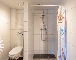 Houten trap in vakantiehuis DG1743 in Toldijk, Gelderland met toegang tot bovenverdieping.