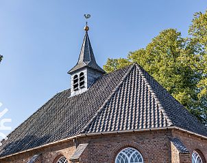 Ruim terras bij vakantiehuis DG1743 in Toldijk, Gelderland met zitplaatsen en uitzicht.