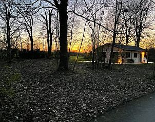 Sfeervolle zonsondergang bij Huisje in Heesselt, vakantiehuis in Gelderland.
