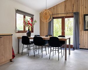 Eetruimte met houten accenten in Huisje in Heesselt, Rivierengebied.