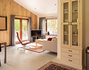 Lichte woonkamer met toegang tot terras in Huisje in Heesselt, Rivierengebied.