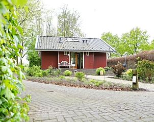 Charmant exterieur van Vakantiehuis in Angerlo, Gelderland omringd door weelderige natuur.