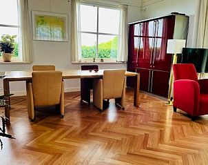 Eetruimte in Vakantiehuis in Angerlo, Gelderland met houten vloer en sfeervolle inrichting.