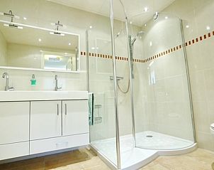 Luxe badkamer in Vakantiehuis in Angerlo, Gelderland met moderne douche en ruime wastafel.