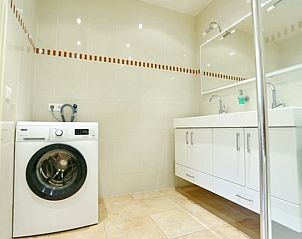 Praktische wasruimte in Vakantiehuis in Angerlo, Gelderland met wasmachine en dubbele wastafel.