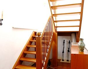 Houten trap in Vakantiehuis in Angerlo, Gelderland met stijlvolle details en warme uitstraling.