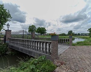 Sfeervolle brug bij vakantiehuisje in Beusichem, met uitzicht op het Rivierengebied in Gelderland.