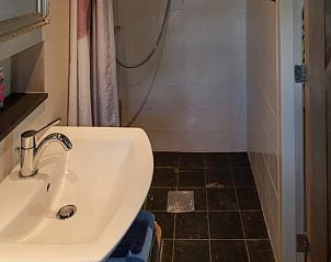 Douche en wastafel in vakantiehuisje Beusichem, perfect voor een ontspannen verblijf in Gelderland.