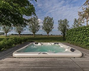 Bubbelbad in de tuin van vakantiehuisje Beusichem, perfect voor ontspanning in Rivierengebied.