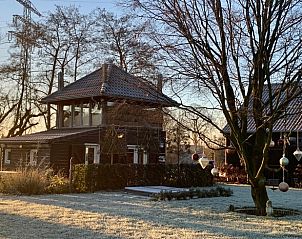 Vakantiehuisje in Beusichem in een winterse setting, omgeven door natuur in Gelderland.
