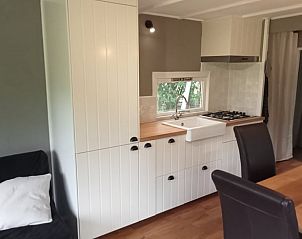 Gezellige keuken en eetruimte in Vakantiehuis in Gameren, gelegen in het serene Rivierengebied van Gelderland.