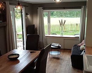 Ruime woonkamer in Vakantiehuis in Gameren met uitzicht op de groene omgeving van het Rivierengebied, Gelderland.