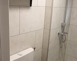 Moderne badkamer in Vakantiehuis in Gameren, ideaal voor een comfortabel verblijf in het Rivierengebied, Gelderland.