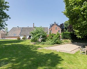 Ruime tuin met jeu de boules baan bij Huisje in Kerk-Avezaath, Gelderland.